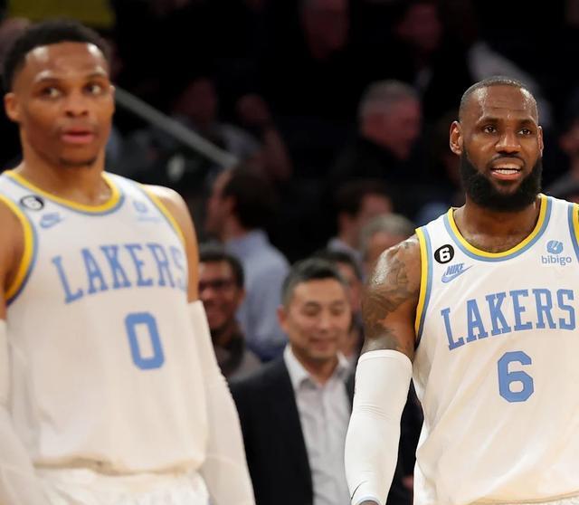 史密斯前来, 不停地提问